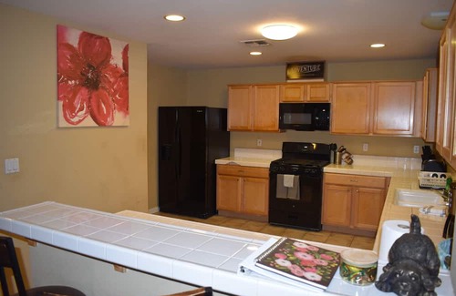 Peters Casa | Charming 3-bedroom 2.5bath house in Manteca with AC and WIFI with fiber optic .