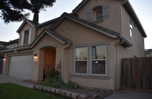 Peters Casa | Charming 3-bedroom 2.5bath house in Manteca with AC and WIFI with fiber optic .