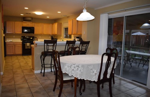 Peters Casa | Charming 3-bedroom 2.5bath house in Manteca with AC and WIFI with fiber optic .