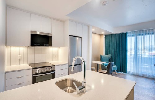 Cummings Condominio | Fully-furnished 1BR unit near Cyrville LRT Train Station in Ottawa