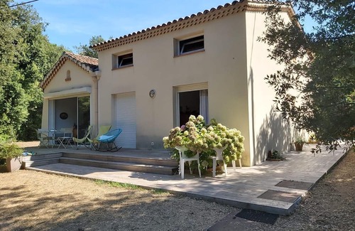 Isolella Casa | Feet in the water, head in the shade