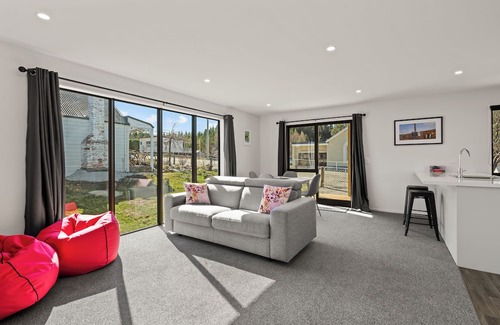Naseby Cabaña | Leven Street Crib - Modern, warm stay in the heart of historic Naseby