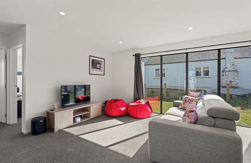 Naseby Cabaña | Leven Street Crib - Modern, warm stay in the heart of historic Naseby