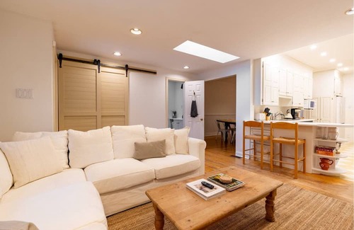 The Beaches Casa | Charming Detached 3-bedroom house with Private Backyard minutes from the beach