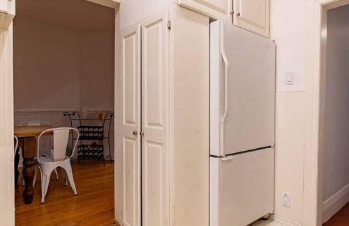 The Beaches Casa | Charming Detached 3-bedroom house with Private Backyard minutes from the beach