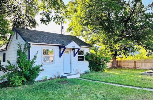 Franklin to the Fort Casa | Little White Cottage : Fenced Yard : 2 BD