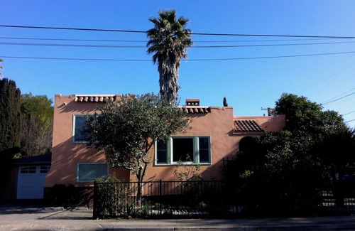 San Anselmo Casa | Charming 2BD, 2BA house in Fairfax with family room, gardens, parking
