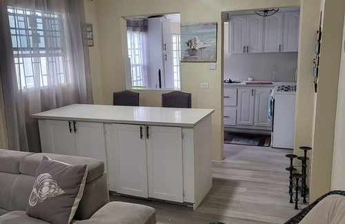 Welches Cabaña | Charming cottage with WiFi and AC in brilliant Oistins