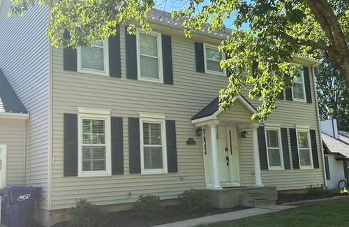 Overland Park Casa | KC Spacious Relaxation: 6bdrm 3.5bath 2800 sqft