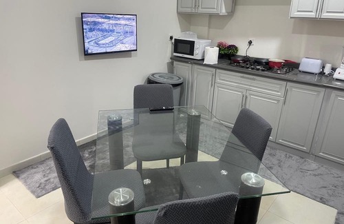 Medina Apartamento | Spacious 6-bedroom apartment in delightful Madinah with WiFi, AC