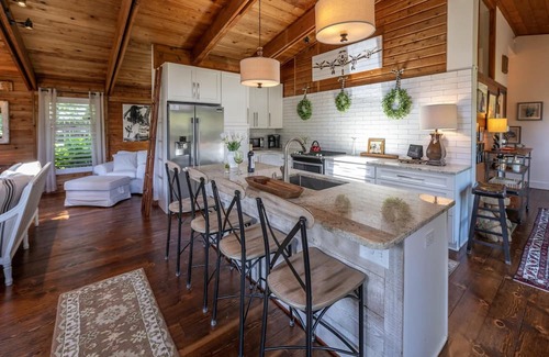 Rehoboth by the Sea Cabaña | FULLY RENOVATED COTTAGE, BLOCK TO BEACH! 4 bed/3.5 bath-Sleeps 11, Dog Friendly!