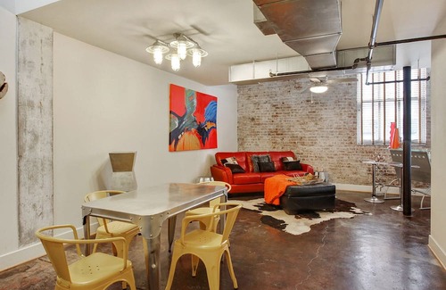 Lower Garden District Condominio | ✨NEW LISTING✨ COLORFUL & SPACIOUS 2 BEDROOM CONDO DOWNTOWN NEW ORLEANS