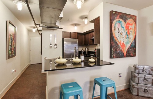 Lower Garden District Condominio | ✨NEW LISTING✨ COLORFUL & SPACIOUS 2 BEDROOM CONDO DOWNTOWN NEW ORLEANS