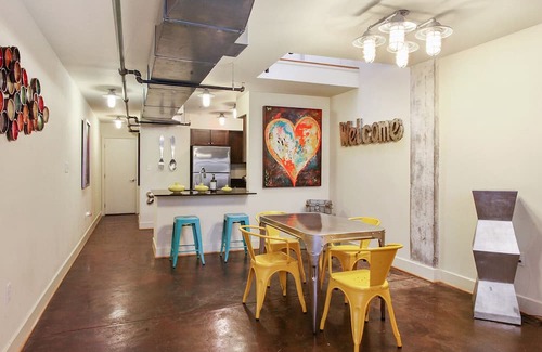 Lower Garden District Condominio | ✨NEW LISTING✨ COLORFUL & SPACIOUS 2 BEDROOM CONDO DOWNTOWN NEW ORLEANS
