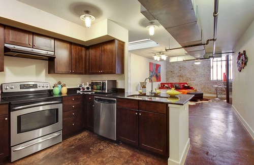 Lower Garden District Condominio | ✨NEW LISTING✨ COLORFUL & SPACIOUS 2 BEDROOM CONDO DOWNTOWN NEW ORLEANS