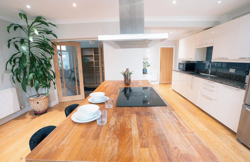 York Casa | Kick back and relax in this spacious 4-Bedroom Home near York Wildlife Reserve