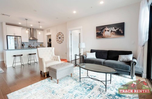 Saratoga Springs Condominio | Luxurious Manhattan-Style Condo for Rent
