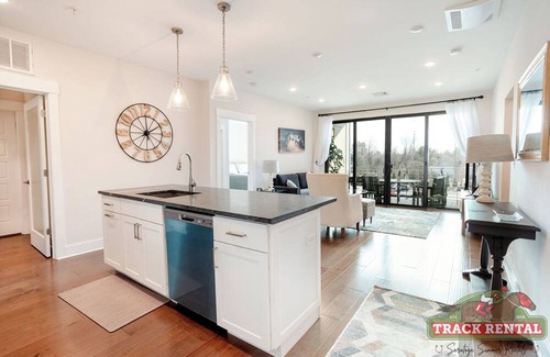 Saratoga Springs Condominio | Luxurious Manhattan-Style Condo for Rent