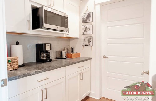 Saratoga Springs Condominio | Luxurious Manhattan-Style Condo for Rent