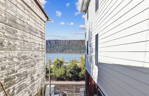 Hastings Apartamento | Lovely Hastings home convenient to NYC.