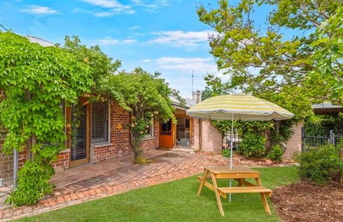 Bathurst Apartamento | Cozy renovated studio/study in Grand home. Garden & pool access - 2 mins to CBD.