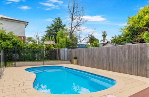 Bathurst Apartamento | Cozy renovated studio/study in Grand home. Garden & pool access - 2 mins to CBD.