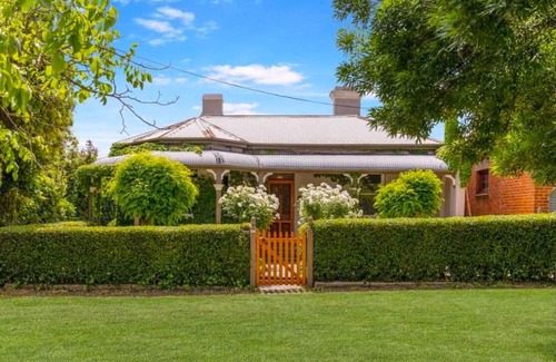 Bathurst Apartamento | Cozy renovated studio/study in Grand home. Garden & pool access - 2 mins to CBD.