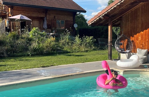 Chaparon Chalet De Esquí | Between lake and mountains Chalet 136 m2 + maisonnette 36 m2/ swimming pool / jacuzzi