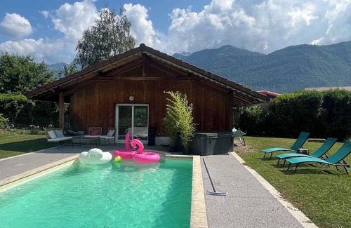 Chaparon Chalet De Esquí | Between lake and mountains Chalet 136 m2 + maisonnette 36 m2/ swimming pool / jacuzzi
