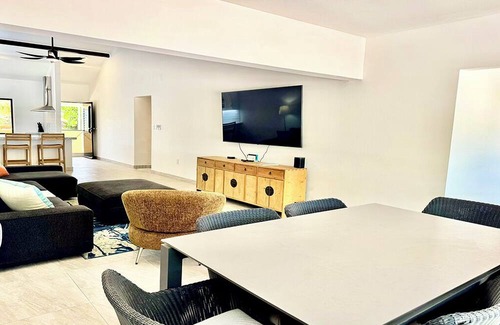 Kralendijk Condominio | Stunning Oceanfront 2-Bed, High End Remodel, Luxury Furnishings, Sand Dollar A6