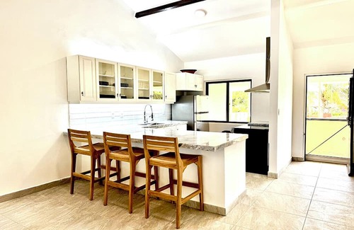 Kralendijk Condominio | Stunning Oceanfront 2-Bed, High End Remodel, Luxury Furnishings, Sand Dollar A6