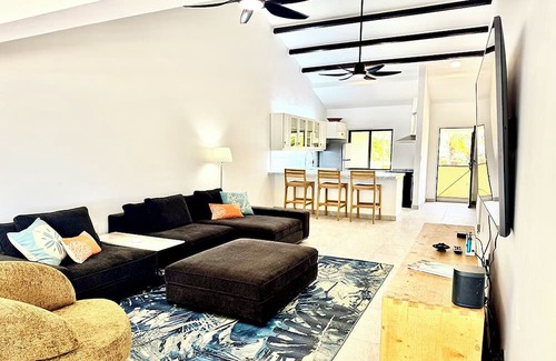 Kralendijk Condominio | Stunning Oceanfront 2-Bed, High End Remodel, Luxury Furnishings, Sand Dollar A6