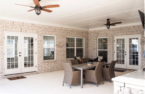 Waverly Casa | Ideal gameday house in Auburn with pool, theater, lake, putting green, and more!
