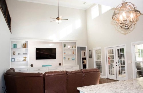 Waverly Casa | Ideal gameday house in Auburn with pool, theater, lake, putting green, and more!