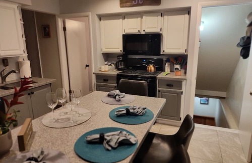 Crossroad Park Casa | Sweet 2-bedroom home with A/C and back deck w/dining area, gas grill & fire pit