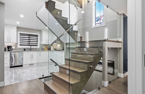 Connaught Casa | *Upscale Downtown Home on 17 Ave l 5 Mins to Stampede l Two King Rooms*