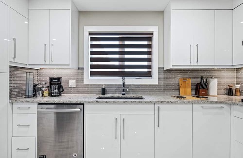 Connaught Casa | *Upscale Downtown Home on 17 Ave l 5 Mins to Stampede l Two King Rooms*
