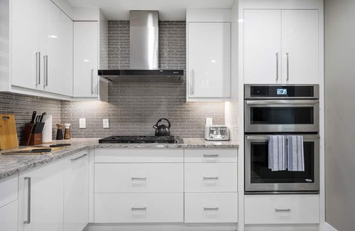 Connaught Casa | *Upscale Downtown Home on 17 Ave l 5 Mins to Stampede l Two King Rooms*