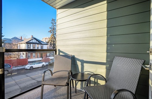 Connaught Casa | *Upscale Downtown Home on 17 Ave l 5 Mins to Stampede l Two King Rooms*