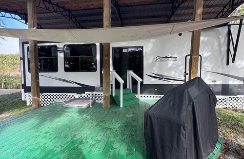 Pierson Alquiler De RV | Cozy campground in charming Pierson with AC, WiFi