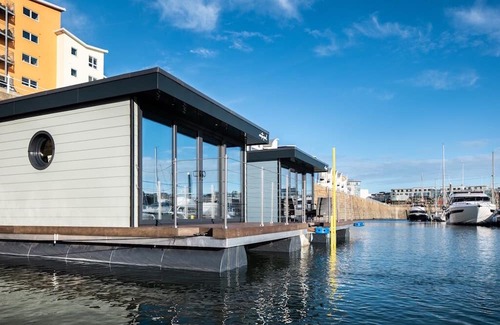 St. Helier Alquiler De Eote | The Shells floating luxury apartments in St Helier Marina - a unique experience!