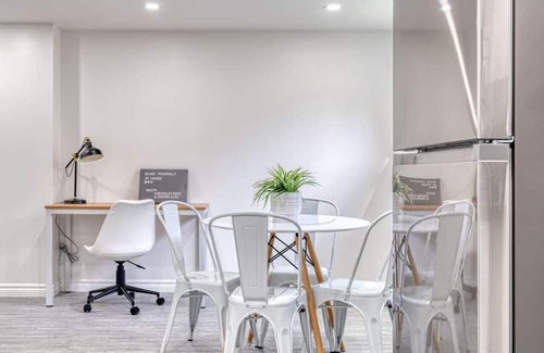 Hamilton Casa | Modern design conveniently mins to hwy + amenities