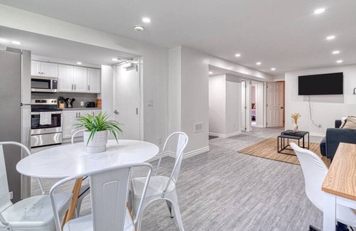 Hamilton Casa | Modern design conveniently mins to hwy + amenities