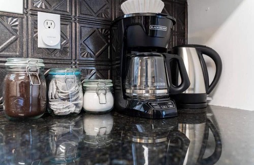 Hamilton Casa | Modern design conveniently mins to hwy + amenities