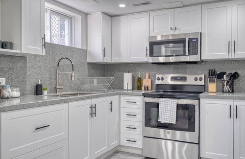 Hamilton Casa | Modern design conveniently mins to hwy + amenities
