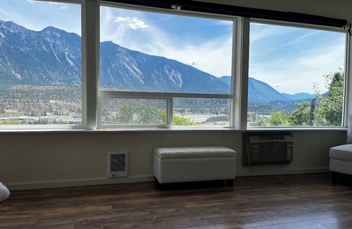 Lillooet Casa | Cozy house w/hottub. Views of Fraser river and mountains. Family friendly