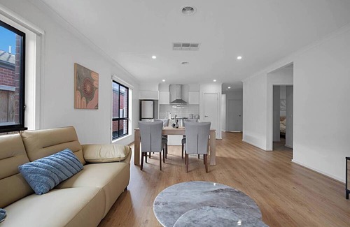Melton South Casa | Stylish & Perfect for Relaxation