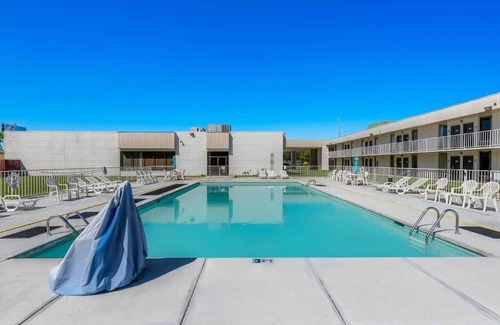 Hamilton Casa | Your Budget-Friendly Room with Pool and Free Breakfast | 2 Rooms