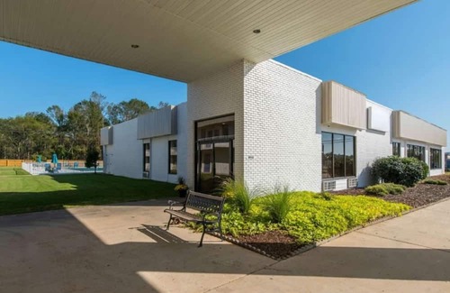 Hamilton Casa | Affordable Stay Complete with Pool and Complimentary Parking