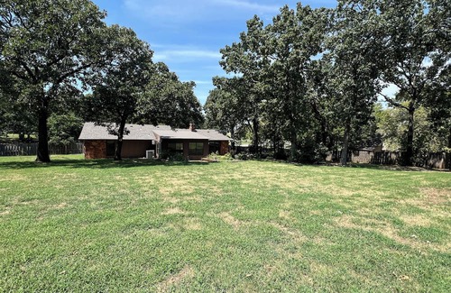 Jenks Casa | 3-bedroom w/HUGE backyard, <1 mile from Spain Ranch and 5 minutes from Jenks!